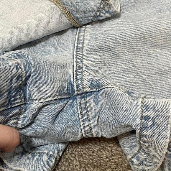 High-waisted light wash distressed denim shorts- american eagle - Picture 3 of 7